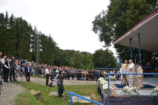 Măsuri speciale pentru sărbatoarea Adormirii Maicii Domnului la Mănăstirea Nicula, unde în anii trecuţi veneau zeci de mii de persoane/ Credincioşii se vor închina la icoana considerată făcătoare de minuni de la distanţă de 1,5 metri