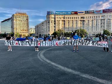 Proteste în Piaţa Victoriei – Un grup de persoane marchează doi ani de la evenimentele din 10 august, iar alt grup scandează împotriva dictaturii medicale/ La primul eveniment se păstrează distanţa şi se poartă mască de protecţie - VIDEO