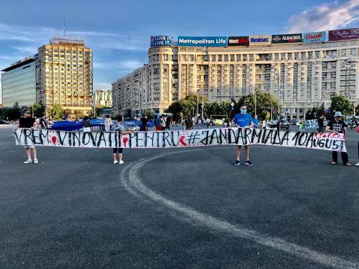 Proteste în Piaţa Victoriei – Un grup de persoane marchează doi ani de la evenimentele din 10 august, iar alt grup scandează împotriva dictaturii medicale/ La primul eveniment se păstrează distanţa şi se poartă mască de protecţie - VIDEO