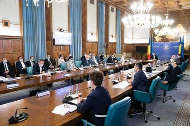 Deblocarea concursurilor pentru ocuparea posturilor vacante din învăţământ, discutată în şedinţa de Guvern/ Vor fi reglementate predarea online şi procedura suspendării cursurilor dintr-o şcoală, în cazul unui focar de coronavirus