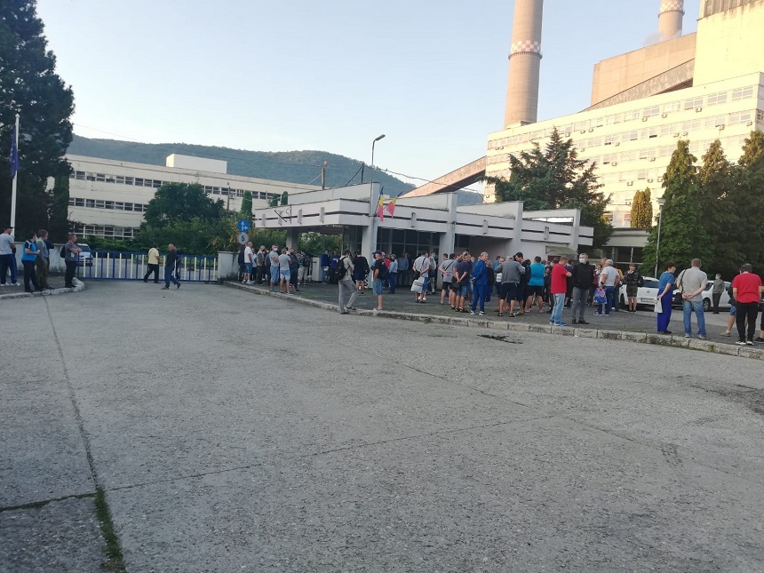 Protest spontan la Termocentrala Mintia din judeţul Hunedoara. Peste 140 de muncitori nu au intrat la lucru - FOTO
