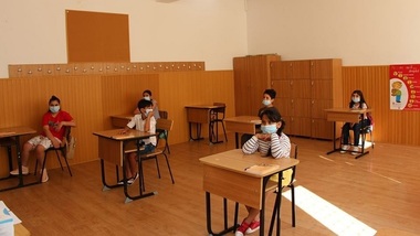 Distanţare de minimum un metru între elevi în clase sau separatoare transparente, purtarea măştilor de protecţie şi încurajarea copiilor să evite interacţiunea fizică, între măsurile din proiectul de ordin care stabileşte normele pentru începerea şcolii