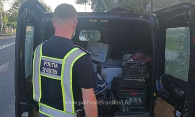 Doi români sunt cercetaţi pentru contrabandă cu ţigări. Poliţiştii de frontieră au descoperit peste 11.000 de pachete cu ţigări de provenienţă ucraineană, în valoare de 129.000 lei | FOTO