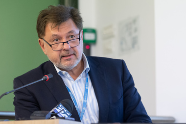 Alexandru Rafila: Cu siguranţă vom vedea o creştere a numărului de cazuri de COVID-19, după începerea şcolii. Aş regândi interacţiunile pe care le vor avea copiii cu persoanele vârstnice din familie