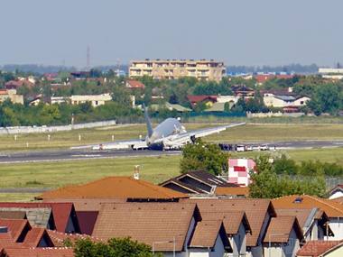 UPDATE - Aeronavă Boeing 767 cu 68 de persoane la bord, implicată într-un accident aviatic la aterizarea pe Aeroportul Băneasa/ Trenul principal de aterizare a suferit o defecţiune/ Nu sunt persoane rănite
