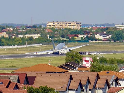UPDATE - Aeronavă Boeing 767 cu 68 de persoane la bord, implicată într-un accident aviatic la aterizarea pe Aeroportul Băneasa/ Trenul principal de aterizare a suferit o defecţiune/ Nu sunt persoane rănite