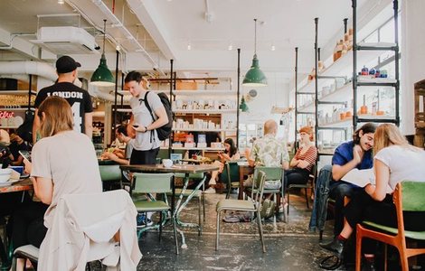 Restaurantele se deschid de marţi în judeţele unde incidenţa cazurilor este mai mică sau egală cu 1,5/1.000 de locuitori/ Rămân închise barurile, cluburile şi discotecile/ Îşi reiau activitatea cinematografele şi instituţiile de spectacole sau concerte