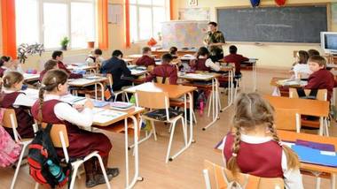 Cursurile unei clase se suspendă dacă un elev este confirmat cu COVID-19; la trei cazuri de infectare apărute în trei clase diferite, se suspendă cursurile întregii şcoli