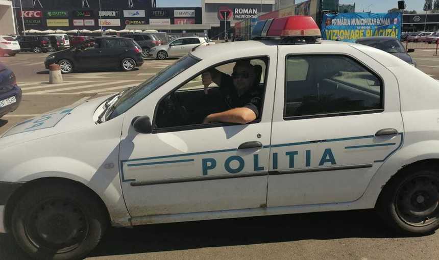 Sindicatul Europol acuză că poliţiştii din Roman sunt trimişi în misiuni cu maşini din 2006, fără aer condiţionat şi servodirecţie, în timp ce autospecialele noi stau în garajul unităţii la dispoziţia şefilor