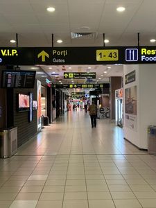 Accesul pasagerilor la aeroportul Henri Coandă se va face direct de la Plecări, începând de miercuri. Pasagerii nu mai sunt obligaţi să treacă prin corturile din faţa terminalului