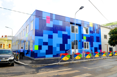 Primăria Sectorului 4 a inaugurat o construcţie modulară în curtea Şcolii “Ienachiţă Văcărescu”, în care vor învăţa 600 de elevi/ Aceştia provin de la Colegiul Naţional “Mihai Eminescu”, a cărui clădire va intra în proces de reabilitare şi modernizare