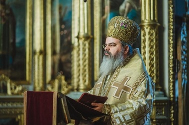 Episcopul Huşilor, diagnosticat cu Covid-19. El a îndemnat la respectarea regulilor sanitare, dar a criticat ”instalarea unui despotism sanitar, care se traduce printr-o imixtiune hilară şi ineptă în ceea ce priveşte practica liturgică a Bisericii”