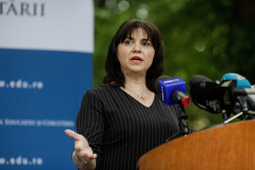 UPDATE - Elevii din 7.116 şcoli merg la cursuri, în 2.711 - scenariul hibrid, copiii din 101 şcoli - online / Vâlcea - şcoli cu sistem hibrid din cauza lipsei de spaţiu. Pensionări în Prahova de teama COVID-19 / Cursuri online la 24 de şcoli din Capitală