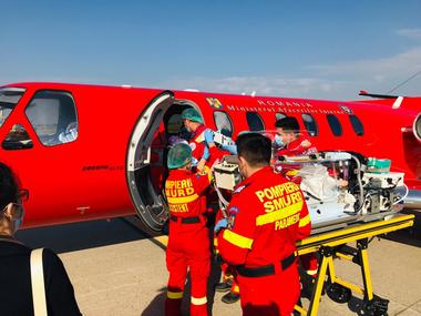 Un elicopter al MAI transportă o fetiţă de o lună, cu afecţiuni cardiace şi respiratorii grave, în Italia