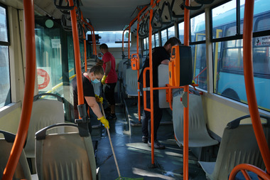 Acţiune suplimentară de igienizare şi dezinfectare a vehiculelor Societăţii de Transport Bucureşti, înainte de începerea anului şcolar