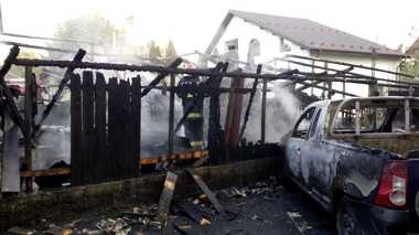 Argeş: Intervenţie a pompierilor pentru stingerea unui incendiu care a distrus două case, 11 autovehicule şi balcoanele mai multor blocuri /  O persoană a fost rănită şi mai  multe s-au autoevacuat | VIDEO