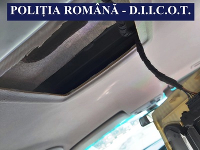 Constanţa: Droguri găsite în plafonul unei maşini pe Autostrada A2, în care se aflau trei persoane. Un bărbat a fost reţinut | FOTO