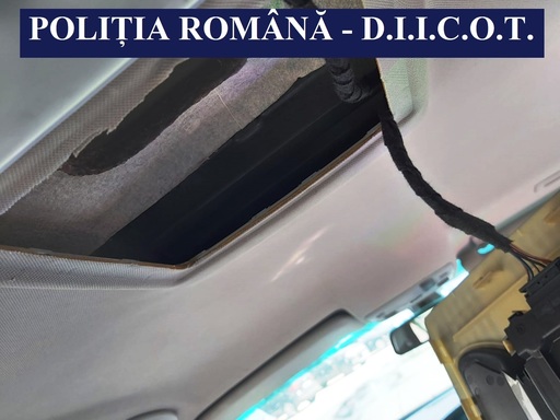 Constanţa: Droguri găsite în plafonul unei maşini pe Autostrada A2, în care se aflau trei persoane. Un bărbat a fost reţinut | FOTO