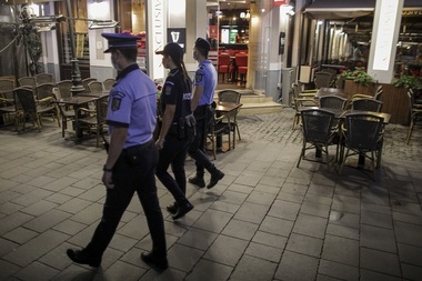 Poliţiştii au aplicat amenzi de peste 100.000 de lei mai multor cluburi, terase, baruri, restaurante şi săli de jocuri şi pariuri sportive din Capitală