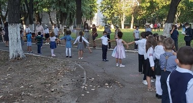 REPORTAJ - Prima zi la şcoală, în pandemie: Copiii: „Să dispară Covidul!” Părinţii: „Mi-e milă de ei cu măşti”. Director: „Anul ăsta suntem toţi cai, cu botniţă, aşa vrea coronavirusul” - FOTO