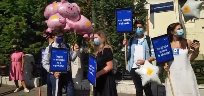 Flash mob cu "porci zburători" în faţa Ministerului Educaţiei, în semn de protest faţă de faptul că elevii nu au primit tabletele promise de autorităţi - VIDEO
