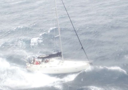 Un comandant de navă român a salvat patru marinari aflaţi în pericol pe un velier în Golful Mexic, în timpul furtunii tropicale Sally - FOTO