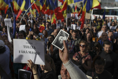 Protest în Piaţa Universităţii faţă de purtarea măştii şi faţă de măsurile de limitare a pandemiei/ Protestatarii cer ”şcoli, nu lagăre”- FOTO/ VIDEO