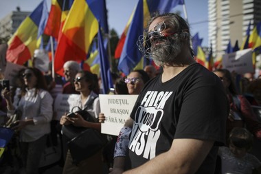 Orban, după protestul din Bucureşti: Îmi pare rău că există unii care parcă nu îşi iubesc copiii/ Portul măştii şi celelalte măsuri pe care le-am luat la şcoală au rostul de a păzi copiii de virus
