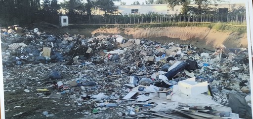 Garda de Mediu face verificări după o reclamaţie că pe un teren al Primăriei Sectorului 3 ar fi îngropate deşeuri menajere/ Comisarii au găsit locul acoperit cu pământ, peste care se turna beton, dar au dispus sistarea lucrărilor pentru săpături - FOTO