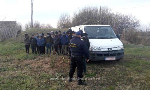 Arad: 16 cetăţeni străini care au încercat să intre ilegal în România, îndepărtaţi sub escortă/ Toţi au primit interdicţie dea intra în România în următorii cinci ani