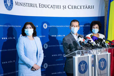 Orban: Profesorii care refuză predarea online nu mai au ce căuta în sistemul de educaţie. Procesul de achiziţie a tabletelor continuă la toate nivelurile