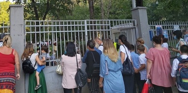 Asociaţia Elevilor din Constanţa crede  că amendarea unor elevi care stăteau în curtea şcolii nu este o normalitate şi cere ca bazele sportive ale unităţilor de învăţământ să permită accesul tinerilor 