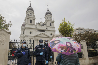 Credincioşii care nu au domiciliul în Iaşi nu sunt lăsaţi să intre în curtea Catedralei pentru a se închina la sfintele moaşte. Pelerinajul, care ar fi trebuit să înceapă astăzi, a fost anulat - FOTO

