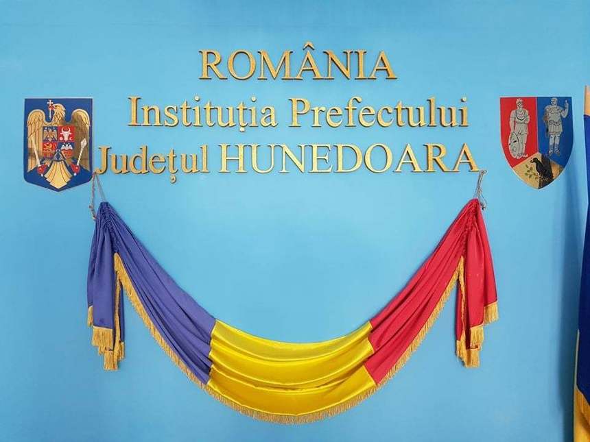 Masca de protecţie devine obligatorie şi în judeţul Hunedoara, în preajma şcolilor. Angajaţii din sănătate şi centre de îngrijire vor fi testaţi RT-PCR la revenirea din concedii