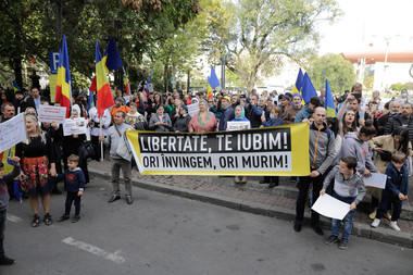 UPDATE - Nou protest faţă de purtarea măştii de protecţie şi faţă de măsurile sanitare, în Piaţa Universităţii/ Orban: Mai bine porţi mască din asta decât să ajungi să ai nevoie de mască de oxigen sau de ventilaţie - FOTO