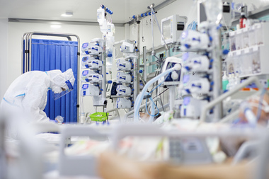 UPDATE - 2.880 de cazuri noi de persoane infectate cu SARS-CoV-2/ 53 de persoane au murit în ultimele 24 de ore/ Un băiat de 4 ani cu comorbidităţi accentuate, printre decedaţi/ Bucureşti, Alba şi Vâlcea au depăşit rata de 2 cazuri la mia de locuitori 