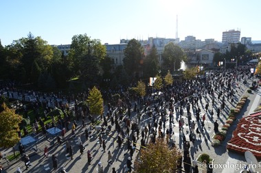 Zeci de pelerini au protestat la Catedrala Mitropolitană din Iaşi faţă de restricţiile impuse de autorităţi. Oamenii au strigat "Duceţi-vă la diavol" şi "Jos dictatura"
