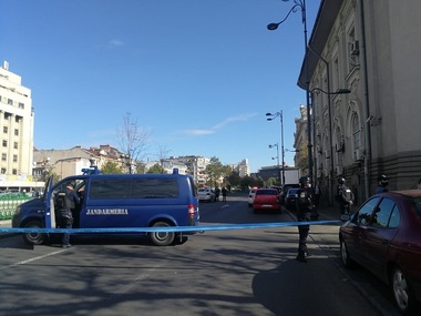 UPDATE - Clădirea Curţii de Apel Bucureşti, evacuată după ce, prin apel la 112, s-a anunţat existenţa unui dispozitiv exploziv/ Serviciul Pirotehnic face verificări/ Alerta nu s-a confirmat - FOTO