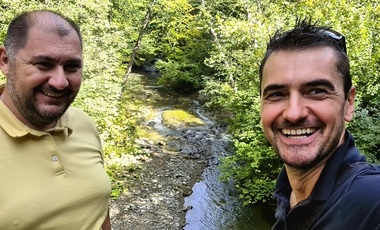 Activistul de mediu Alex Găvan şi directorul general al Administraţiei Bazinale de Ape Argeş-Vedea au discutat în Rezervaţia Naturală Valea Vâlsanului despre respectarea legislaţiei apelor şi a ariilor naturale protejate - FOTO