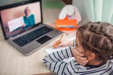 Şcolile din Târgu Mureş şi din alte şase localităţi din judeţul Mureş trec la scenariul online, după ce rata de infectare a depăşit 3 cazuri la mia de locuitori