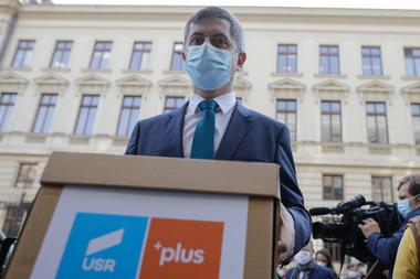 Barna precizează că poartă tot timpul mască de protecţie: Singura soluţie reală este să ne purtăm singuri de grijă/ Liderul USR a recunoscut că nu ştie cât costă un pachet de măşti, întrucât i le cumpără soţia