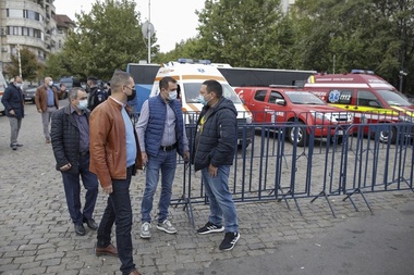 Racla cu moaştele Sfântului Dimitrie cel Nou, scoasă din Catedrala Patriarhală - Evenimentul, deschis doar pelerinilor din Bucureşti şi cu măsuri stricte. Prefectul Berbeceanu a verificat respectarea normelor de distanţare socială şi sanitare - FOTO 