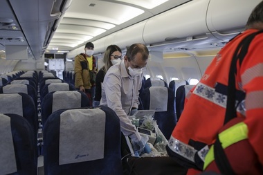 Trei bebeluşi cu vârste între 13 zile şi 6 luni, cu afecţiuni cardiace, transportaţi cu ajutorul Asociaţiei Blondie la Clinica San Donato din Milano, pentru a fi operaţi pe cord. Medicul Cătălin Cârstoveanu, printre cei care i-au însoţit pe copii - FOTO