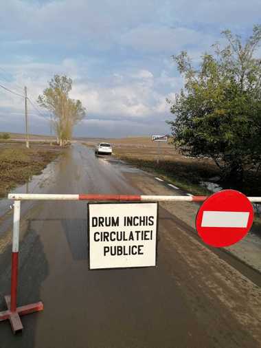 Constanţa: Drum judeţean, închis din cauza inundaţiilor. Nivelul apei atinge 30-40 de centimetri - VIDEO