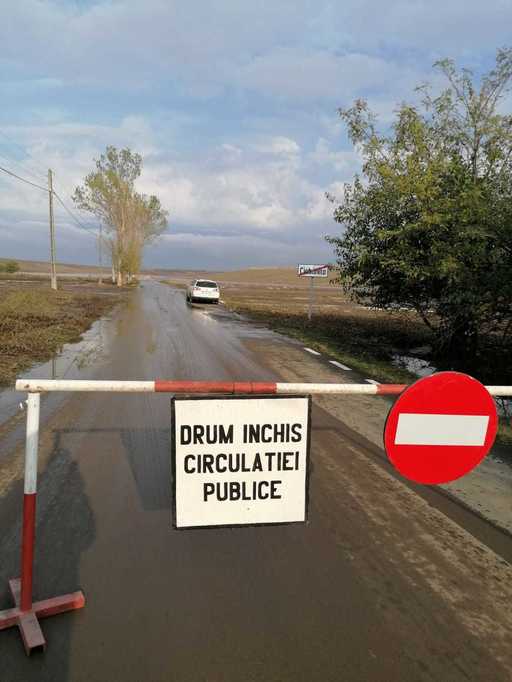 Constanţa: Drum judeţean, închis din cauza inundaţiilor. Nivelul apei atinge 30-40 de centimetri - VIDEO