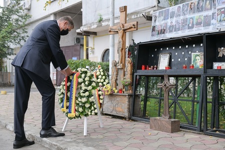 UPDATE - Preşedintele Klaus Iohannis a depus o coroană de flori în memoria victimelor incendiului din Clubul Colectiv şi a promulgat legea privind decontarea tratamentelor în ţară şi străinătate pentru cei răniţi, pe toată durata vieţii - FOTO