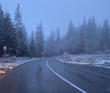 UPDATE - Lapoviţă şi ninsoare în Harghita; drumarii au intervenit cu utilaje pe cinci drumuri naţionale / Ninsori şi în pasurile Tihuţa, Mestecăniş şi Palma - FOTO, VIDEO