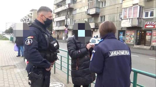 Arad: Femeie confirmată cu COVID-19, fără mască de protecţie, depistată de jandarmi într-o staţie de tramvai - VIDEO