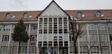 Un profesor din Sibiu le predă din sala de clasă elevilor aflaţi acasă: Şcoala online are o oarecare eficienţă dacă e luată în serios, însă niciodată nu poate înlocui şcoala faţă în faţă. Elevii să înţeleagă că pandemia va trece, să nu lase garda jos