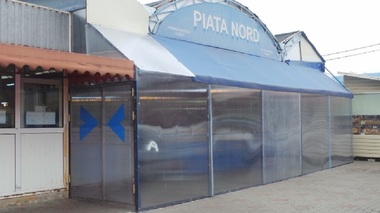 Pereţii din plexiglas montaţi pe laturile mai multor pieţe din Ploieşti, desfiinţaţi pentru ca acestea să poată rămâne deschise
